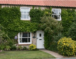 Self catering breaks at Holly Cottage in Brandesburton, East Yorkshire