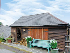 Self catering breaks at Bee Cottage in Langdon Hills, Essex Self catering breaks at Bee Cottage in Langdon Hills, Essex